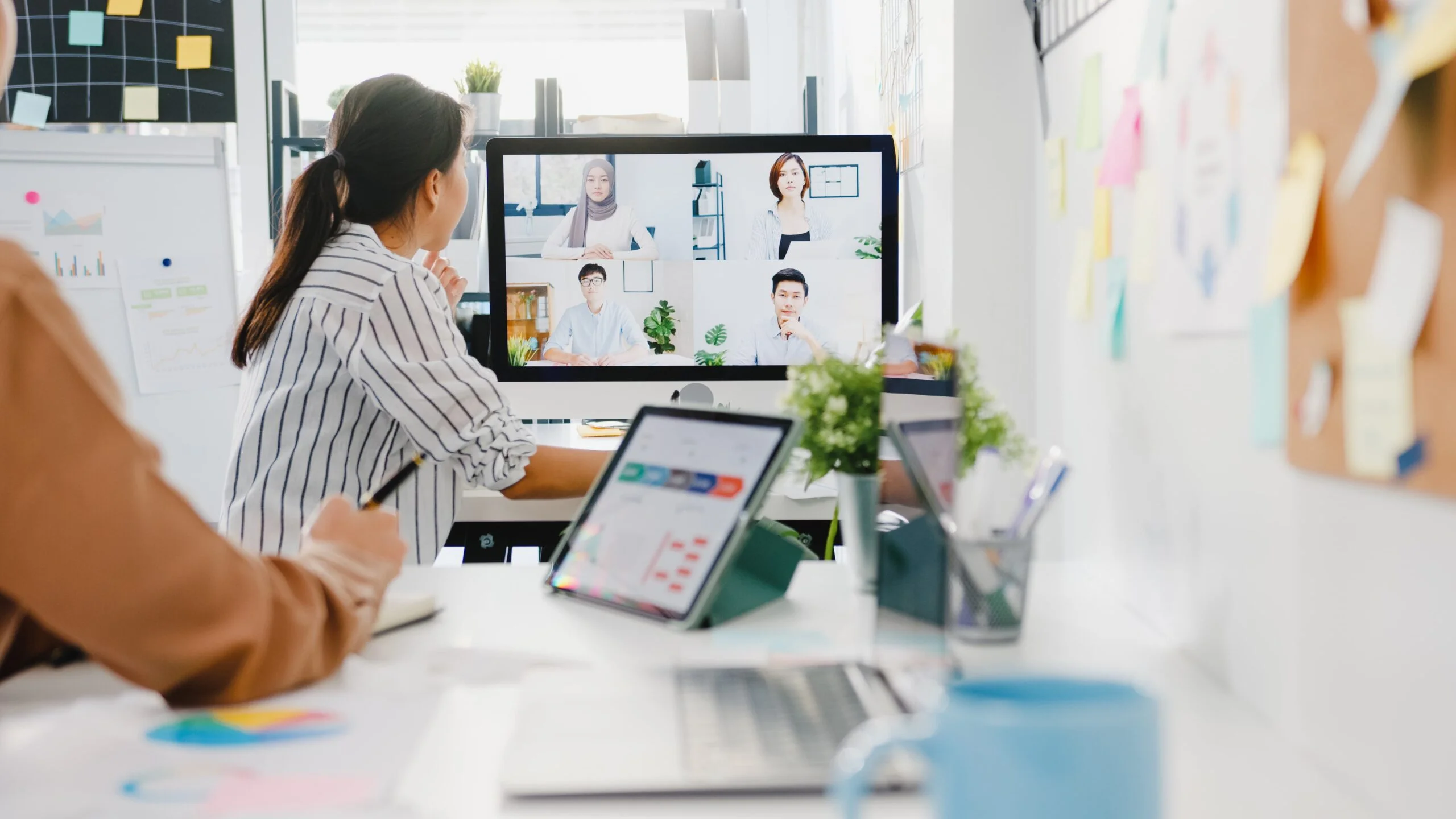 asia businesspeople using desktop talk to colleagu 2026 03 11 00 51 55 utc 1